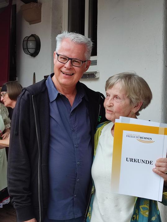 Unsere erste Vorsitzende Gudrun Polit wird für 25 Jahre Ehrenamt ausgezeichnet.
